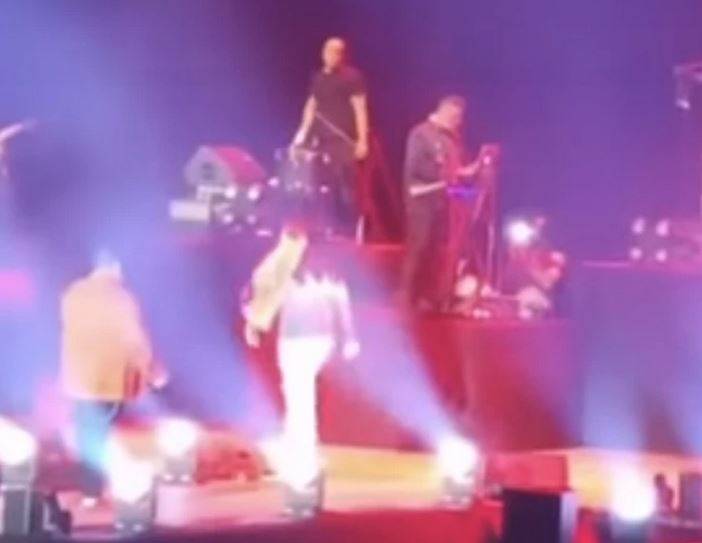 اللحظات الأخيرة لمغنٍّ شاب فقد حياته على المسرح أمام الجمهور