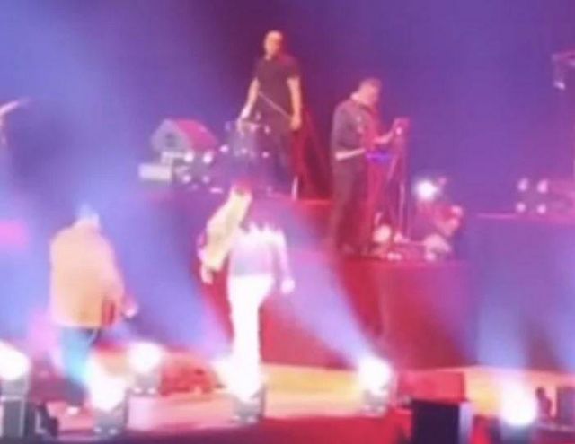 اللحظات الأخيرة لمغنٍّ شاب فقد حياته على المسرح أمام الجمهور