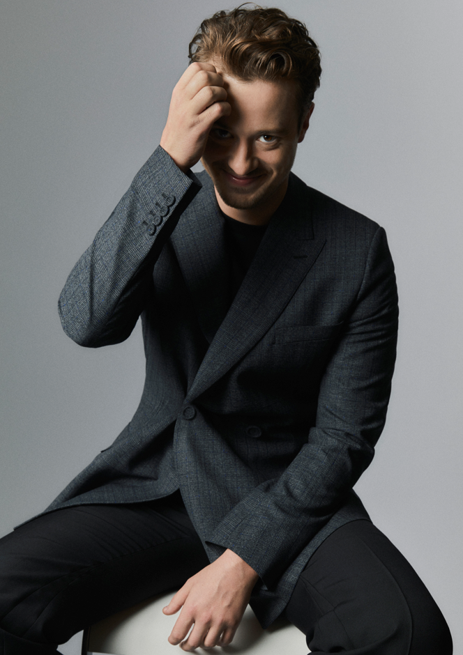 Joseph Quinn هو الآن وجه عطر Gris Dior من La Collection Privée Christian Dior