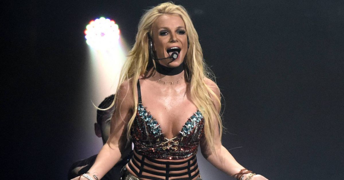 بريتني سبيرز تتعرّى بالكامل!