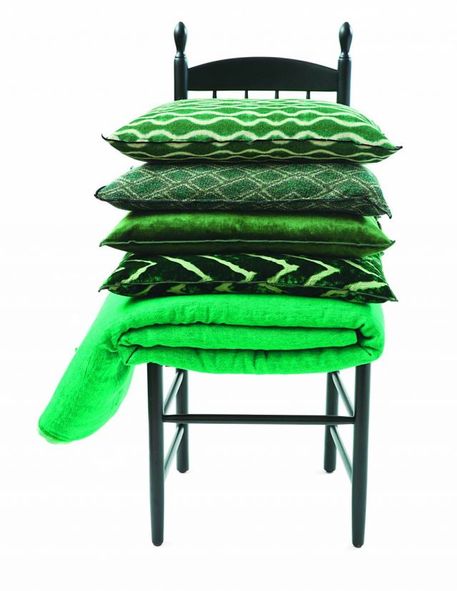 وسائد واقمشة ملونة  لديكور بسيط ناعم  2. اثاث باشكال هندسية انيقة والوان صاخبة 