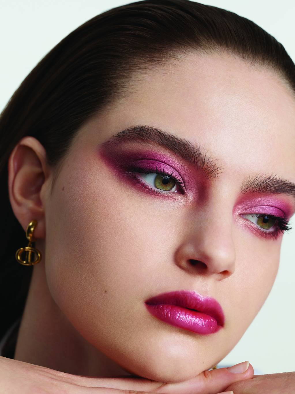  DIOR BACKSTAGE HOLIDAY 2022 ماكياج أنيق بتوقيع ديور