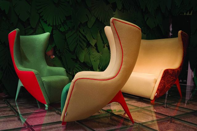 مقاعد باشكال مبتكرة والوان صاخبة