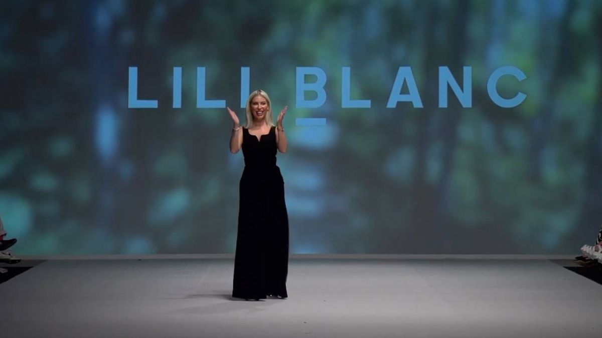 انعكاسات المرآة القوية والأنيقة في مجموعة LILI BLANC لربيع وصيف 2023