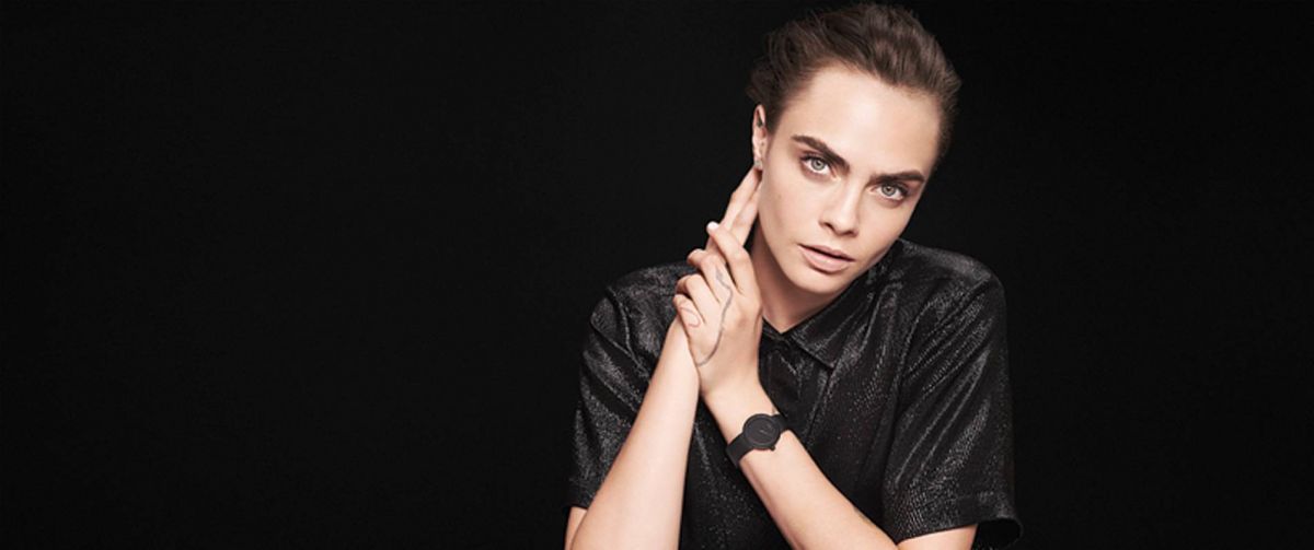 LA D DE DIOR ساعة مميزة باللون الأسود الفحمي غير اللمّاع