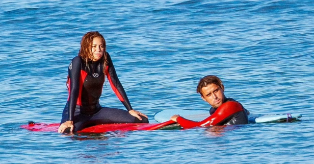 شاكيرا تعلّق للمرة الأولى حيال وجود علاقة عاطفية تجمعها بمدربها