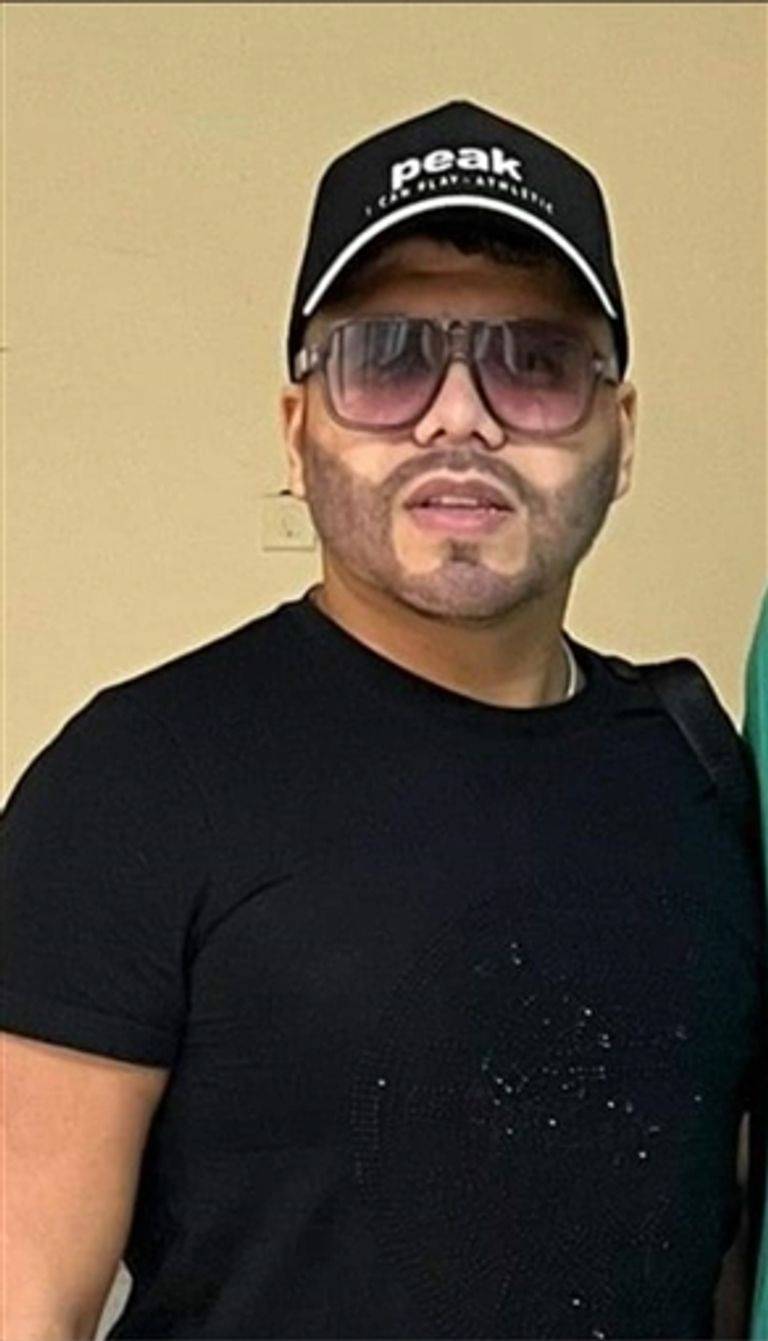 بالفيديو - عمر كمال يكشف سر زراعة شعر ذقنه وموعد زواجه