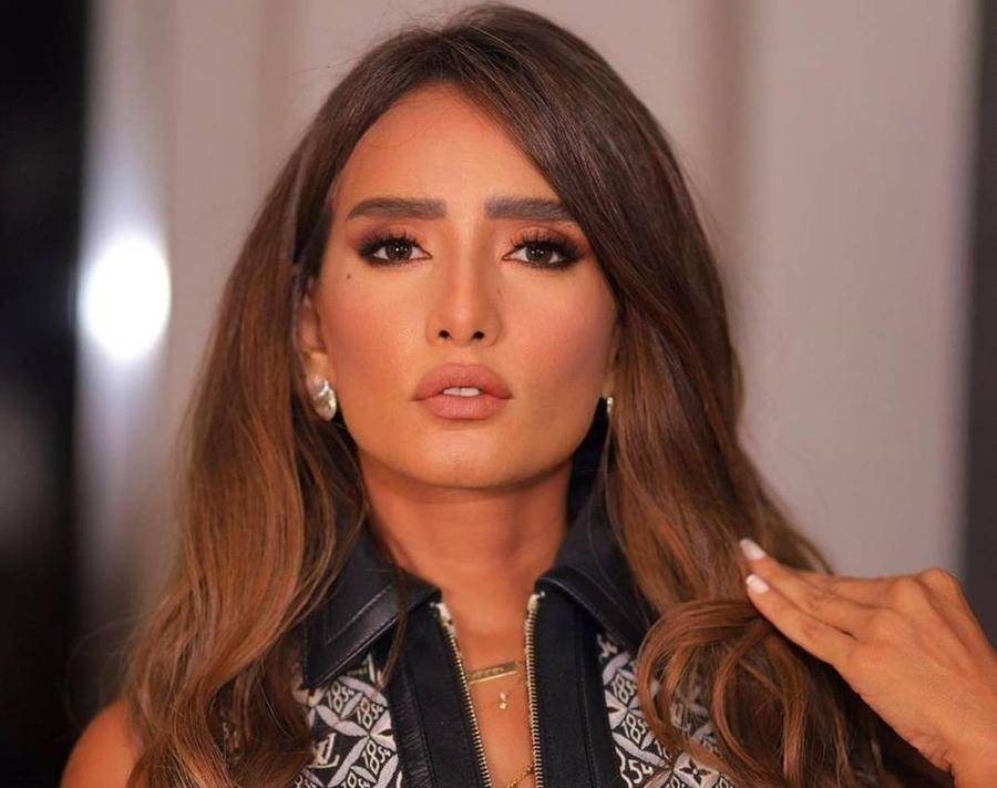 زينة تثير الجدل برسالة غامضة... مَن تقصد؟