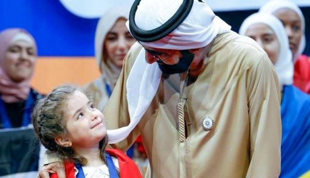 الشيخ محمد بن راشد يتوج الطفلة السورية شام البكور بطلة تحدي القراءة العربي بدورته السادسة