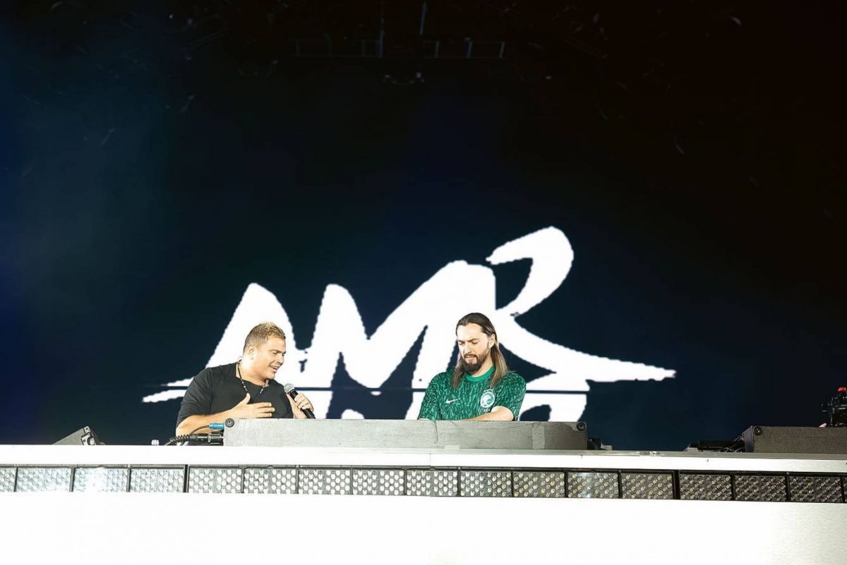 بالصور - عمرو دياب يشعل 