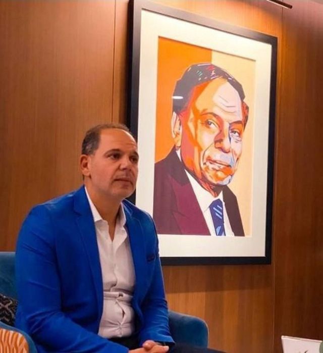 رامي إمام ينفي شائعات تدهور صحة والده عادل إمام بهذه الطريقة