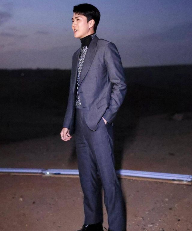 النجم الكوري سيهون في عرض ديور