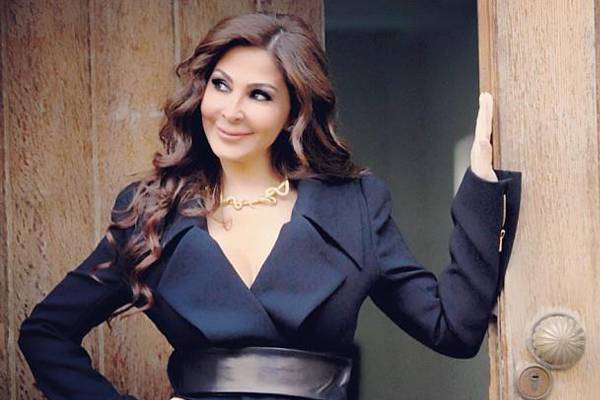 بالفيديو - الوجع يُجبر إليسا على استكمال حفلها حافية القدمين