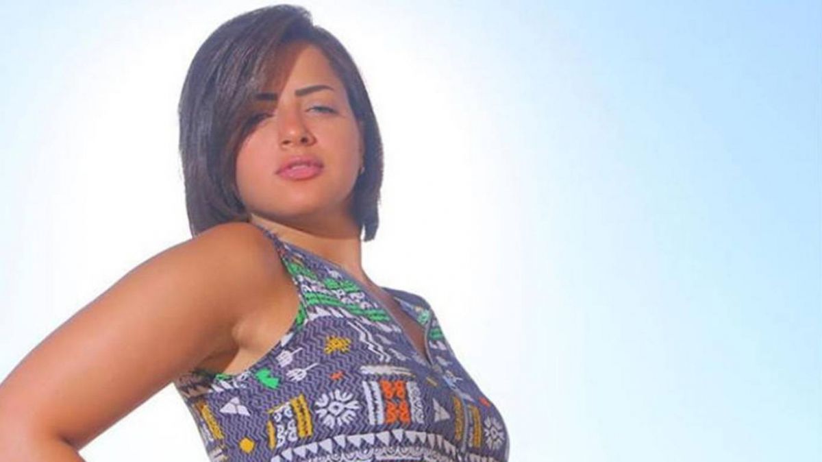 منى فاروق تؤدي العمرة مع والدتها