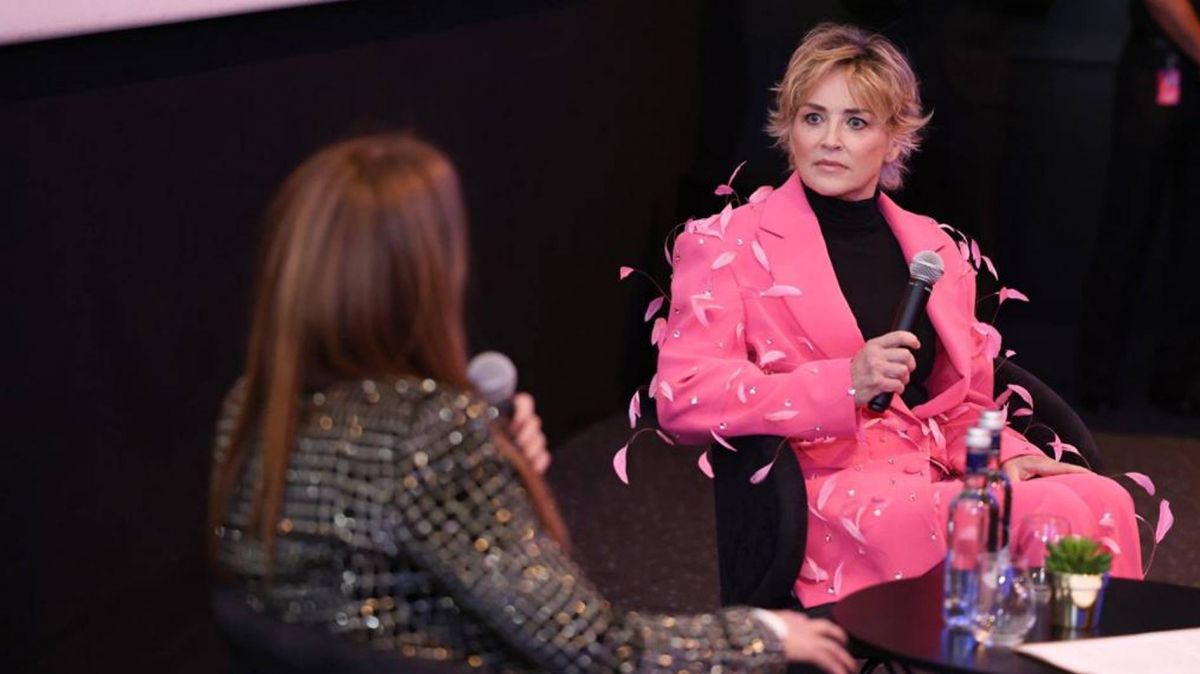 شارون ستون تبكي... وتتحدث عن زيارتها السعودية وشاروخان