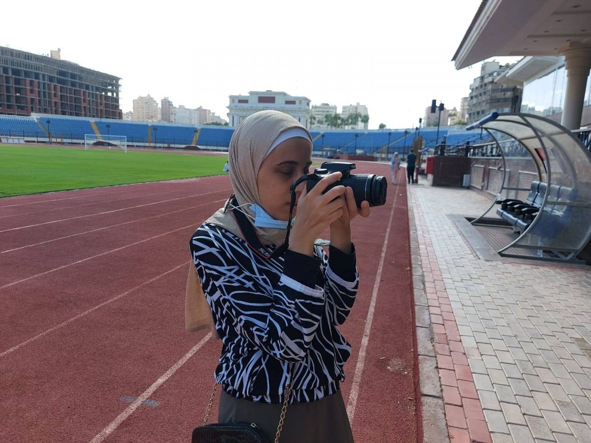 بالفيديو والصور - مصوّرة رياضية كفيفة تشعل مواقع التواصل