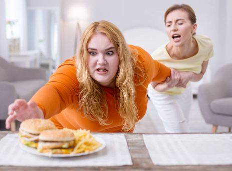 أطعمة منتشرة بكثرة تسبب الإدمان... احذروا منها!