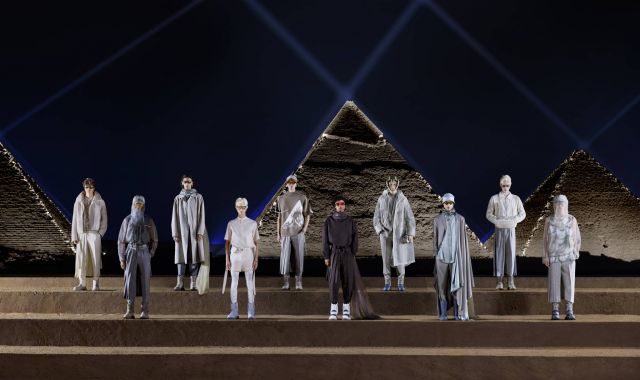 للمرة الأولى في الاهرامات... مجموعة Dior لخريف 2023 على خطى النجوم