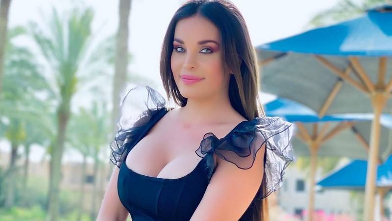 بالفيديو - دومينيك حوراني: زوجي يشجعني على ارتداء 