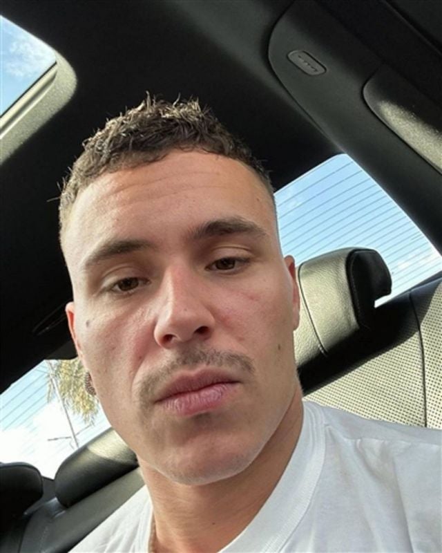 أرون بايبر بطل مسلسل Elite يزور الأهرامات قبل مشاركته في عرض Dior ديور