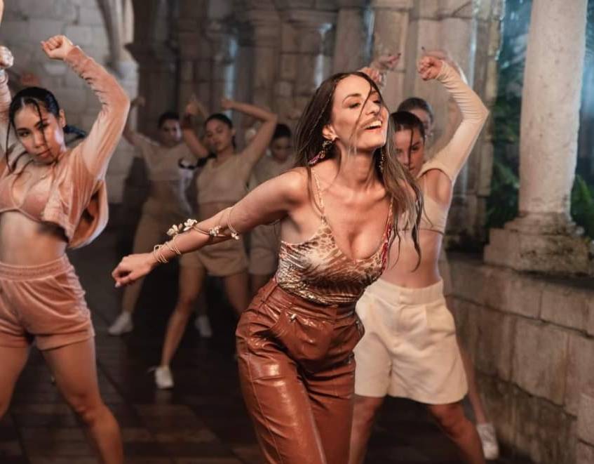 هبة طوجي تنضم الى نجوم عالميين في ألبوم 