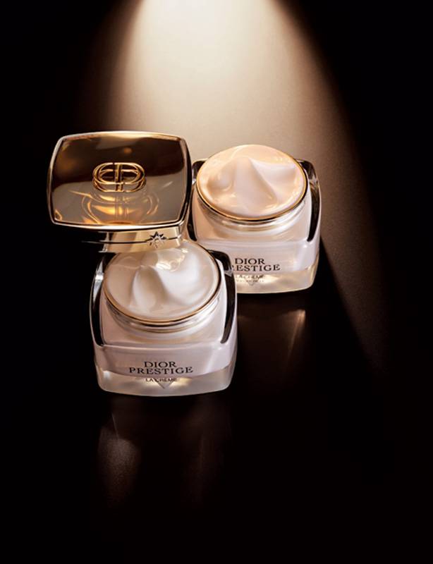 Dior Prestige La Crème مركّز مجدّد للخلايا من ابتكار قسم علم الأزهار لدى 