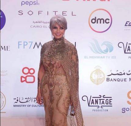 سوسن بدر بإطلالة ذهبية أنيقة في مهرجان القاهرة