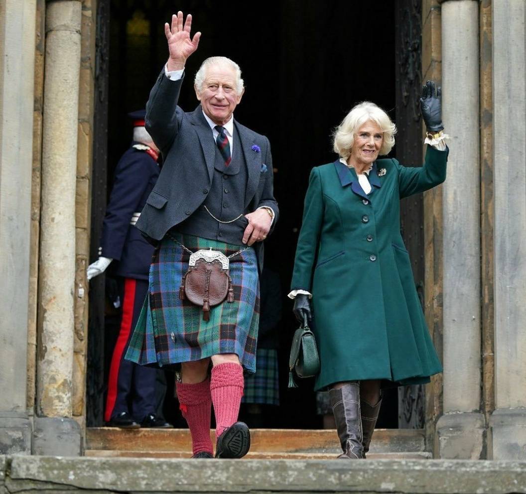 بالفيديو - الملك تشارلز يتعرض لإهانة ملكية في الشارع وردّ فعله صادم