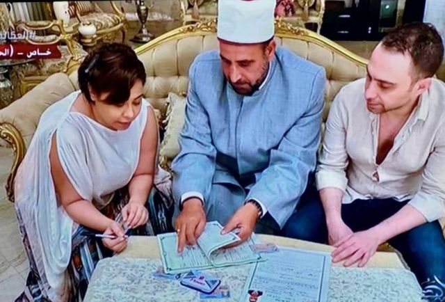 شيرين في مرمى الإنتقادات بسبب إطلالتها وحركاتها يوم عقد قرانها