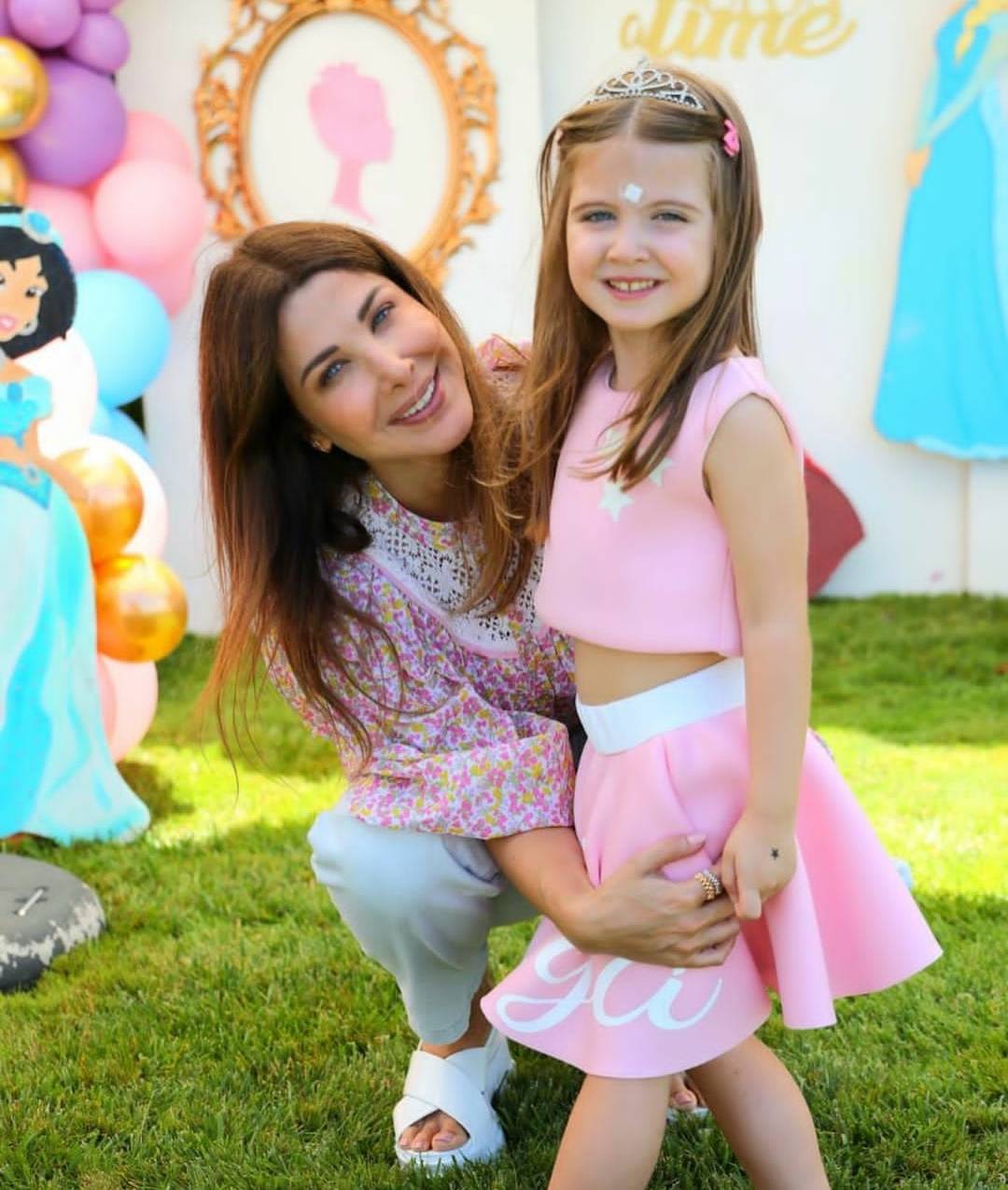 نانسي عجرم تلهو مع ابنتها الصغيرة... شاهدوا طرافتها