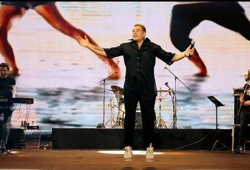 بالفيديو- معجبة تضع عمرو دياب في موقف محرج