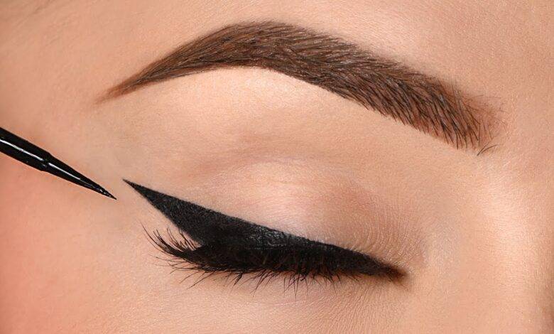 لعاشقات الآيلاينر... هكذا تختارين المناسب لعيناك