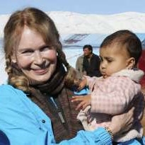 الممثّلة ميا فارو تزور اللاجئين السوريين