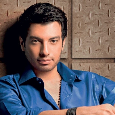 مطربون ومطربات يرفعون شعار...