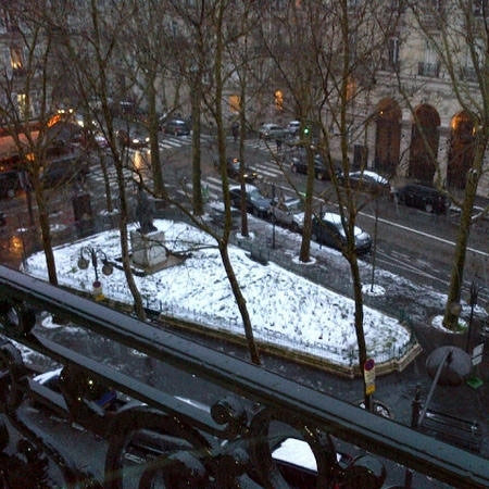 من باريس اليسا ترسل قبلاتها