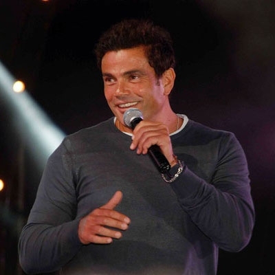 مسلّحون يسرقون سيارة عمرو دياب