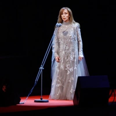 كيف عايد النجوم فيروز؟