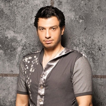 إيهاب توفيق يلغي حفلته ويطير إلى ألمانيا