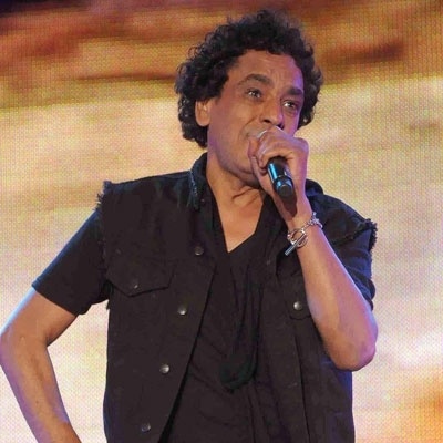 محمد منير لجمهوره: يتصارعون على مصر وكأنها تورتة