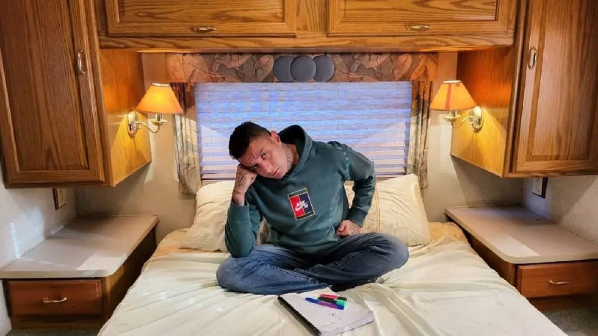 بالفيديو - هجوم على أحمد الفيشاوي بسبب كرة القدم