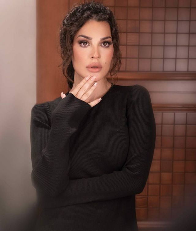 إبنة نادين نسيب نجيم تقلد مكياج والدتها.. هل تشبهها؟