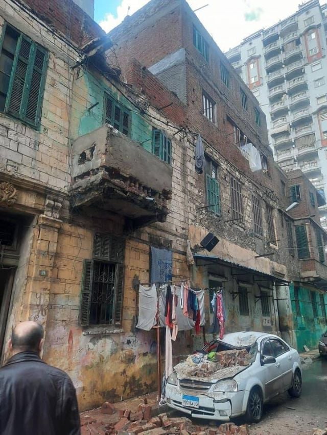 سيارة نجل أحمد شيبة بعد سقوط البلكونة عليها