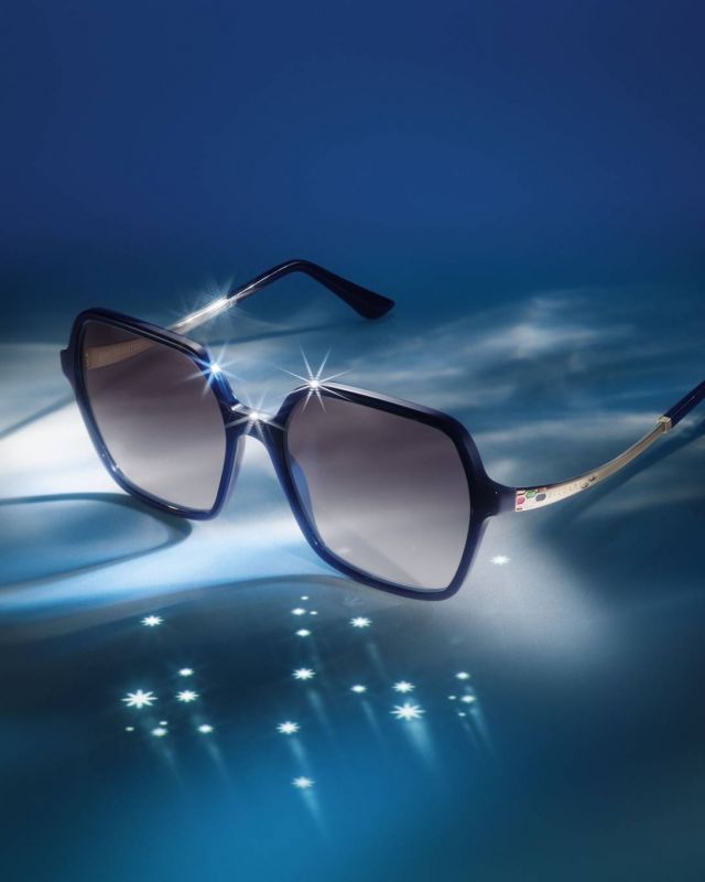 نظارات سيربنتي بذراعين من المعدن بلون الذهب الشاحب مع تدرجات من الأسود والأصفر والأبيض، إطار وعدسات باللون الأسود، من بولغري BVLGARI 