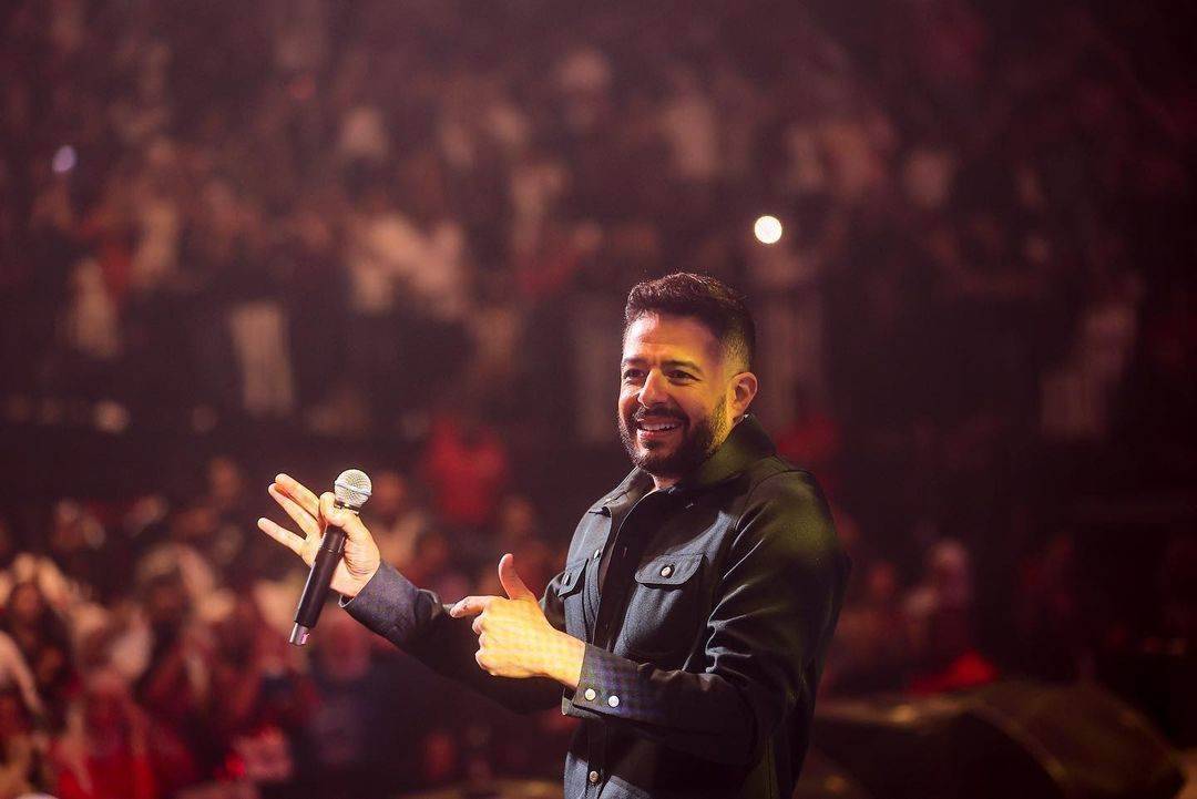 محمد حماقي يشعل ليل دبي بحفل كامل العدد