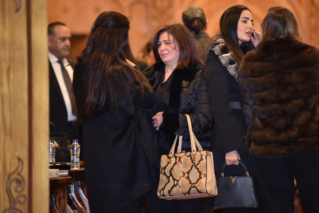 إلهام شاهين تقدم واجب العزاء