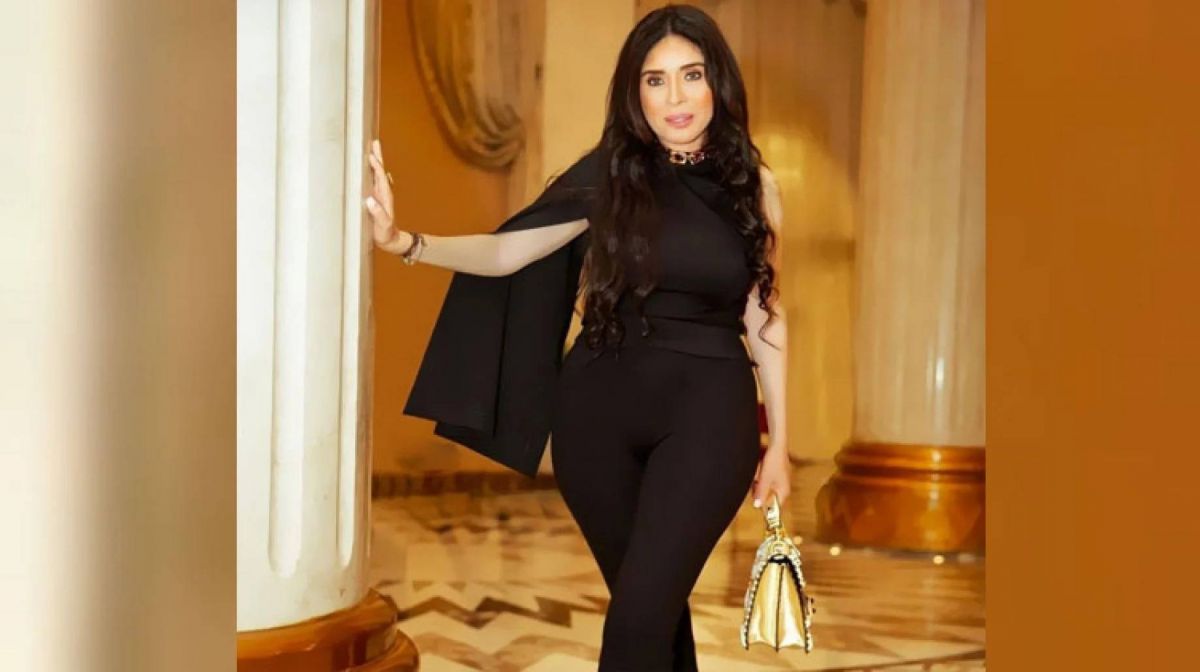 بالفيديو - الراقصة دينا تقدم نصائح إلى السيدات لإنقاص الوزن