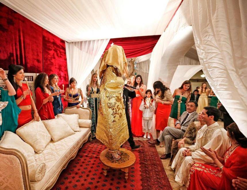 بالفيديو - شابة تونسية تعلن زواجها من رجلين معاً: 