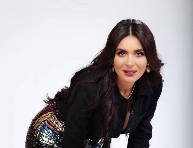 الراقصة دينا تحرج شاباً بسبب طلبه الغريب