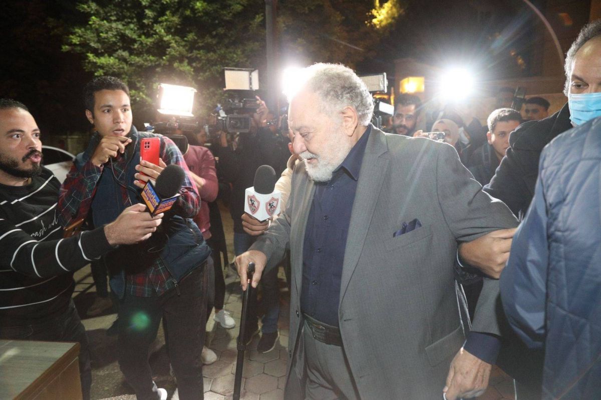 بالصور -  نجوم الفن يحتشدون في عزاء مفيد فوزي وفي مقدّمهم يحيى الفخراني وإلهام شاهين