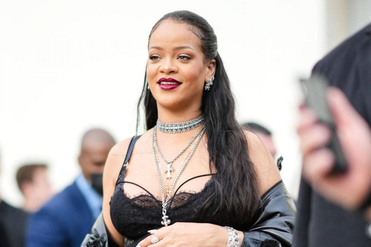 بالفيديو - ريهانا تكشف وجه ابنها للمرّة الأولى